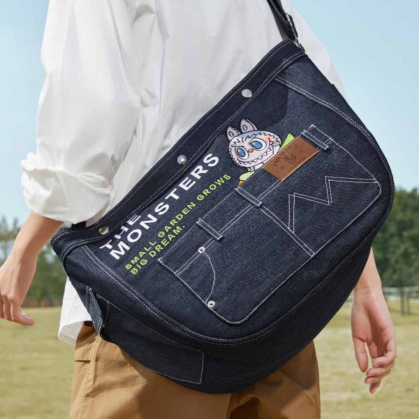 Borsa Messenger in Denim Labubu – Serie Fall In Wild - Immagine di 3