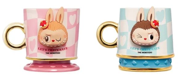 Tazza Labubu Rosa & Blu – Serie Let’s Checkmate - Immagine di 3