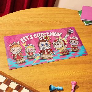 Tappetino da Scrivania Labubu – Collezione Let’s Checkmate