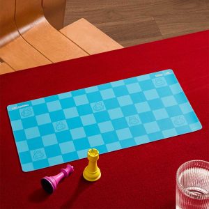 Tappetino da Scrivania Labubu – Collezione Let’s Checkmate