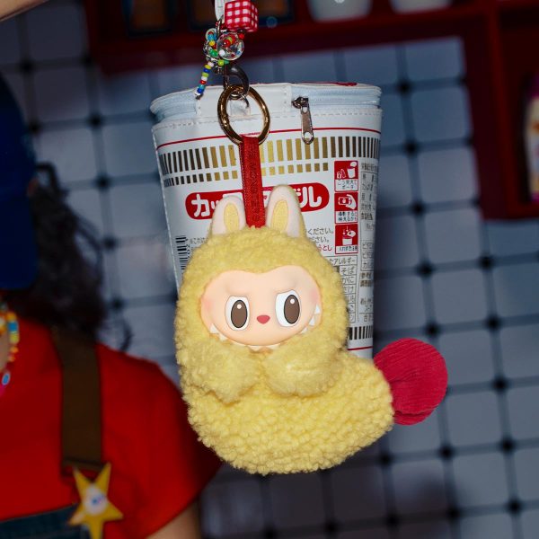 Custodia Auricolari Labubu Gialla – Accessorio Kawaii Collezionabile con Moschettone - Immagine di 3