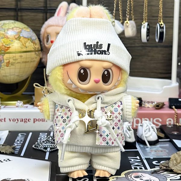 Completo Streetwear Bianco Arcobaleno per Labubu – Stile Urban e Vibrazioni Positive