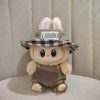 Labubu Completo Campestre Vichy – Salopette Verde e Cappello “LABUBU” Ricamato
