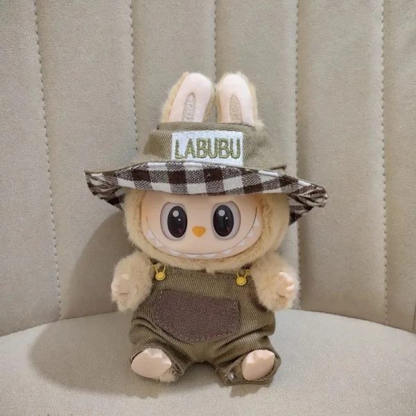 Labubu Completo Campestre Vichy – Salopette Verde e Cappello “LABUBU” Ricamato
