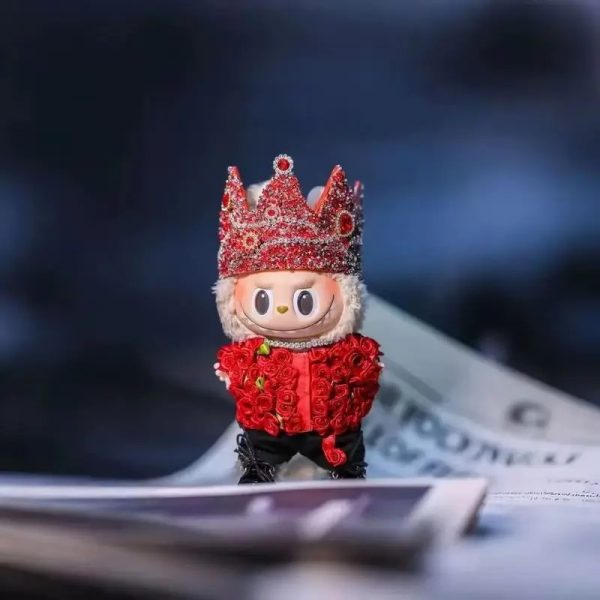Labubu Corona Reale – Edizione Rose Rubino da Fiaba - Immagine di 3