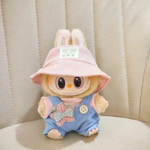 Labubu Completo Pastello Relax – Salopette con Fiocco e Cappello Rosa