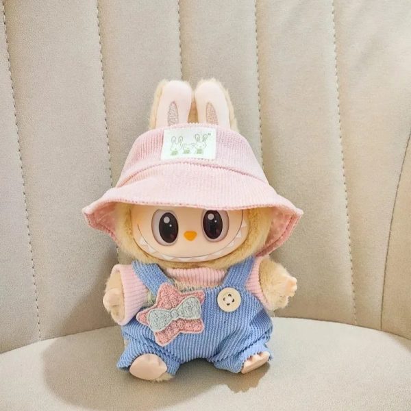 Labubu Completo Pastello Relax – Salopette con Fiocco e Cappello Rosa