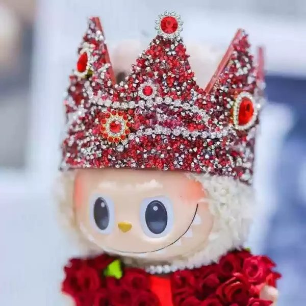 Labubu Corona Reale – Edizione Rose Rubino da Fiaba - Immagine di 5