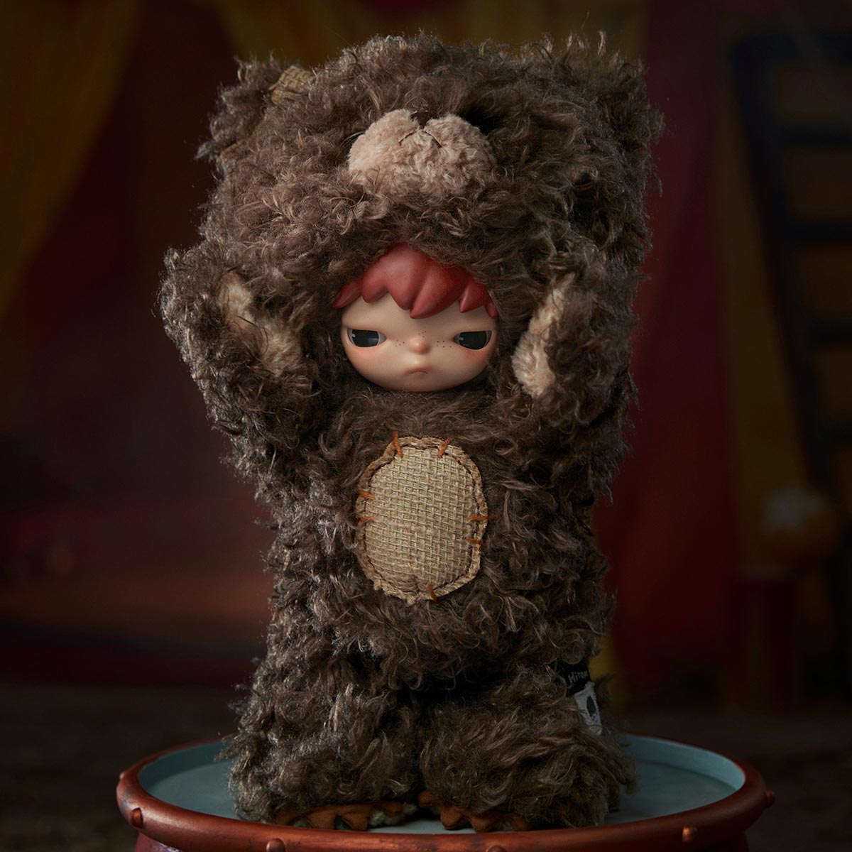 Hirono Bear Vinyl Plush Doll – Peluche da Collezione Artistico 38 cm | Designer Art Toy - Immagine di 6