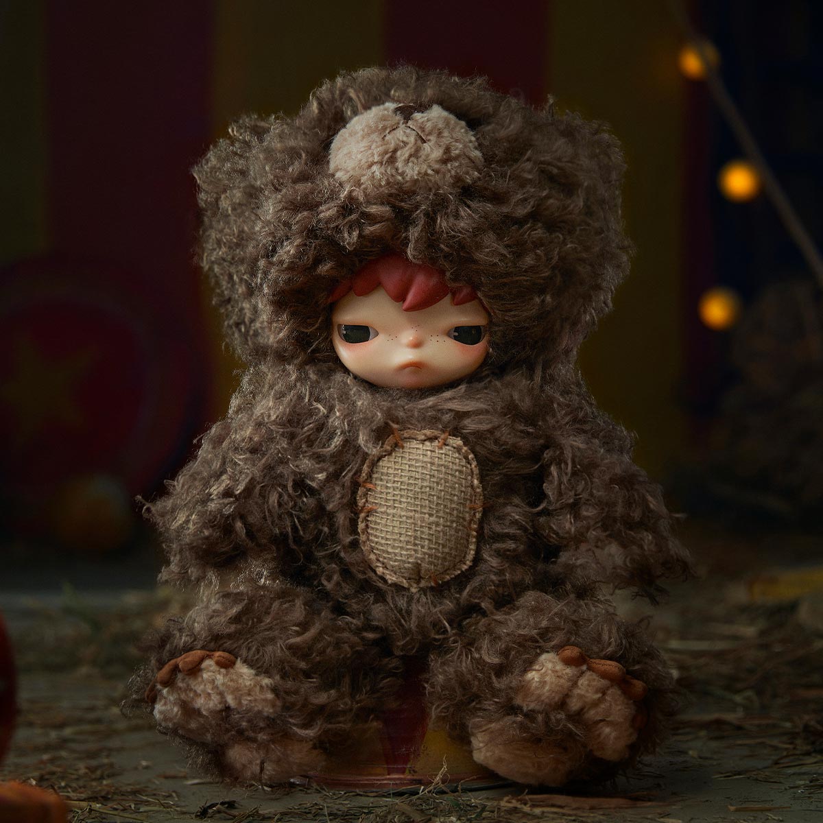 Hirono Bear Vinyl Plush Doll – Peluche da Collezione Artistico 38 cm | Designer Art Toy - Immagine di 7