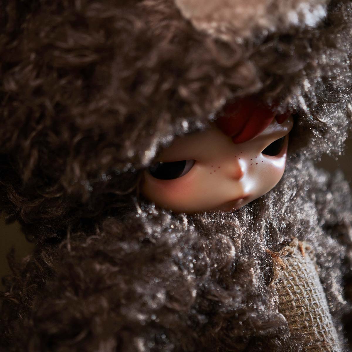 Hirono Bear Vinyl Plush Doll – Peluche da Collezione Artistico 38 cm | Designer Art Toy - Immagine di 3