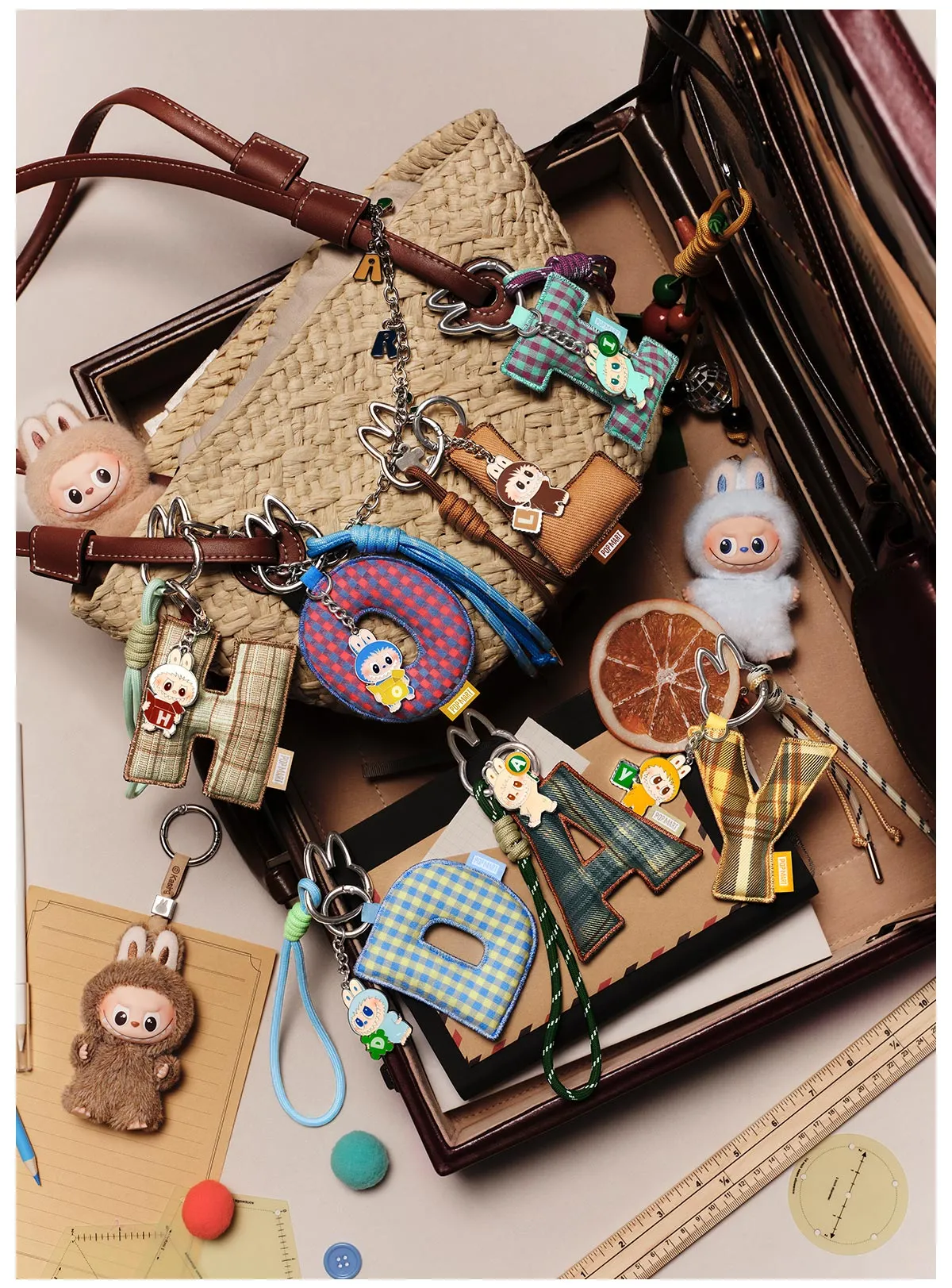 Labubu Letter Pendant “O” – Ciondolo Collezionabile Pin for Love Series - Immagine di 4