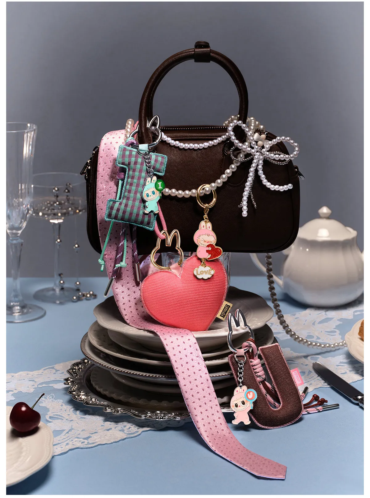 Labubu Letter Pendant “O” – Ciondolo Collezionabile Pin for Love Series - Immagine di 3